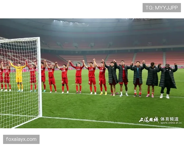 上海海港红队备战状态回升,球迷热盼新赛季再创辉煌 上海海港红队备战状态回升,球迷热盼新赛季再创辉煌