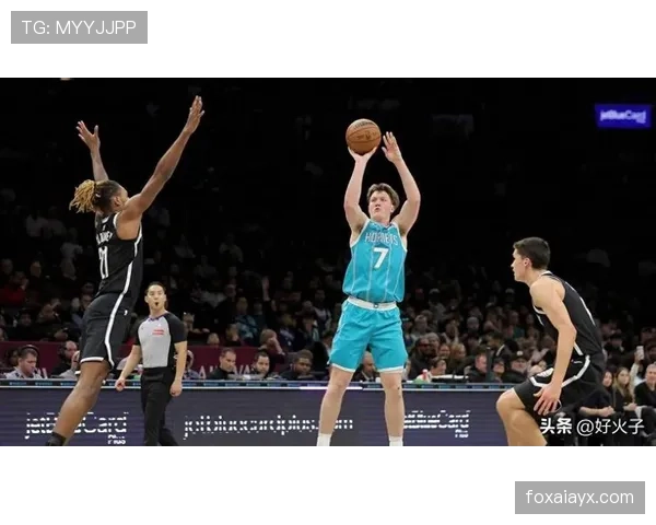 库珀·弗拉格无球跑动制造空位，三分效率领跑新秀