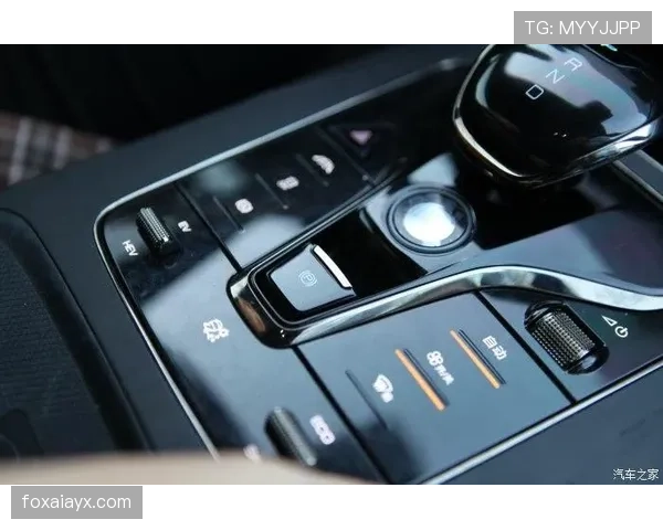 周冠宇家的车库比我家还大